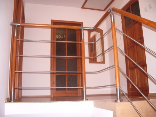 Лестница с перилами для частного дома