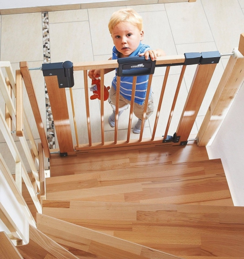 Калитка для лестницы в доме с детьми