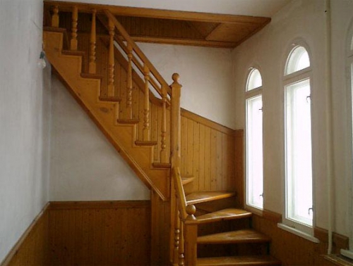 Маршевая лестница с площадкой наверх