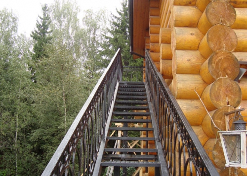 Уличная лестница для деревянного дома
