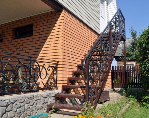 Металлическая коричневая лестница