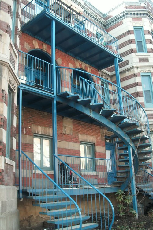 Голубая уличная лестница