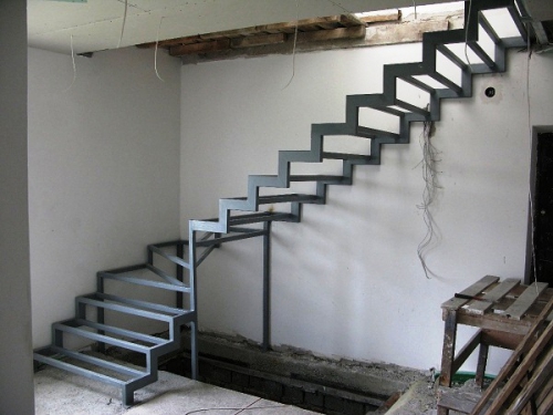 Конструкция лестницы из металла