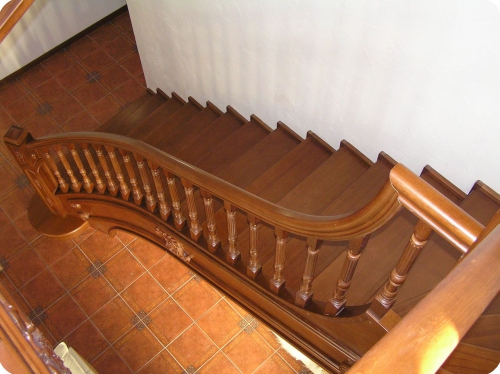 Лестница с деревянными поручнями