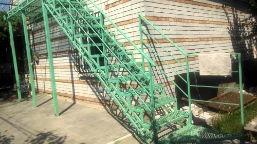 Лестница с просечкой зеленого цвета