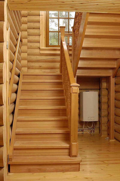 Широкая деревянная лестница