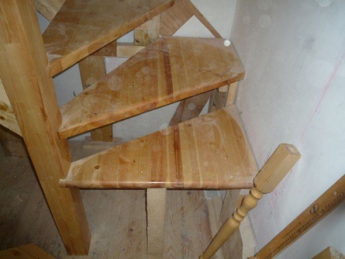Деревянная лестница в процессе установки