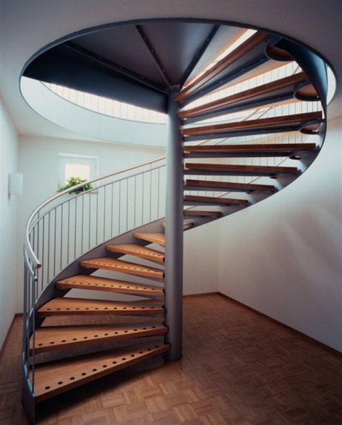 Винтовая лестница с деревянными элементами