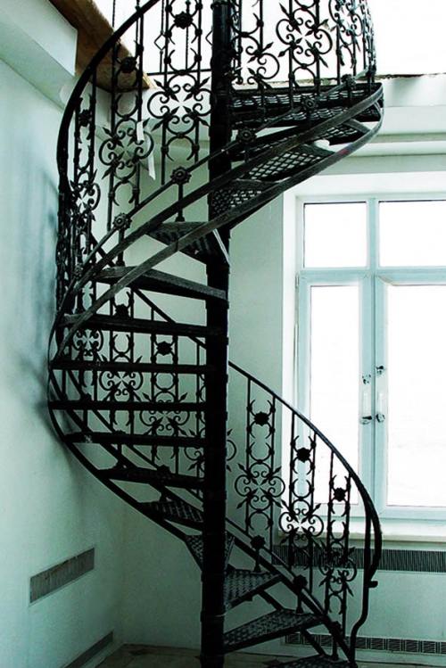 Винтовая лестница из темного металла