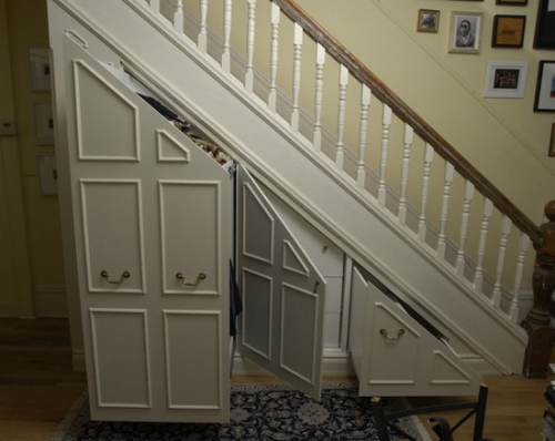 Белый шкаф под лестницей