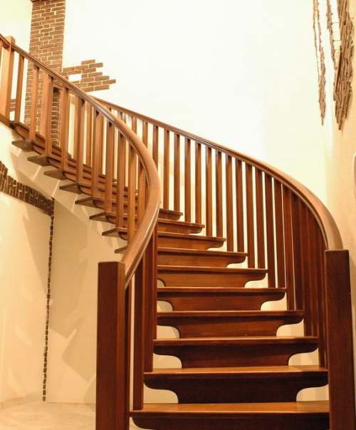 Деревянная лестница наверх