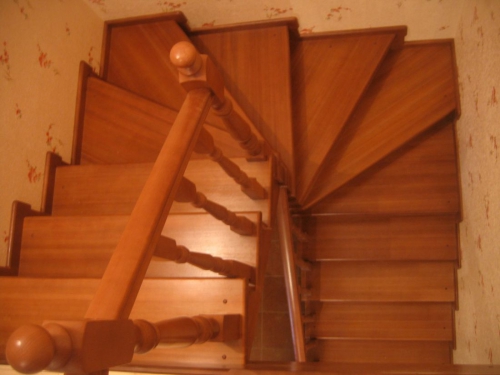 Угловая лестница в доме