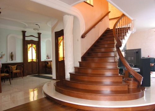 Деревянная лестница с закругленными ступенями