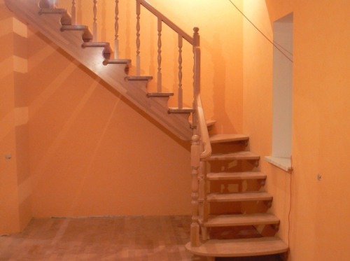 Поворотная лестница для дома