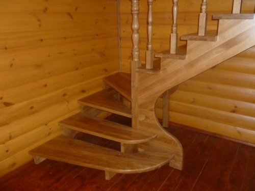 Забежная лестница из дерева