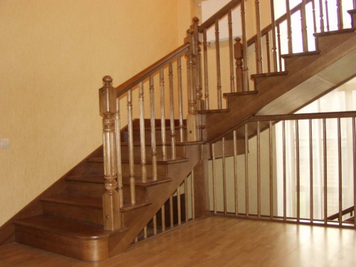 Деревянная лестница со стандартный углом наклона