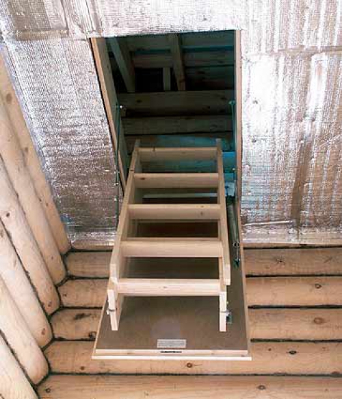 Вид на чердак с раскладной лестницей