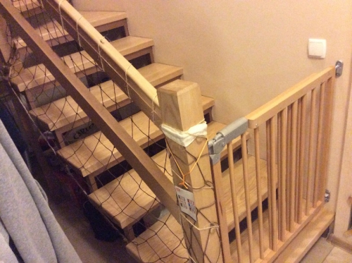 Защита для ребенка на лестнице