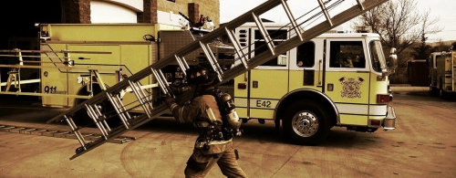Пожарная машина и лестница 