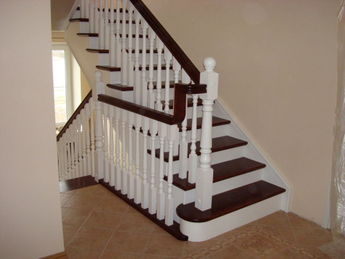 Белая лестница на второй этаж