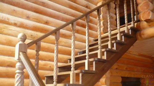 Лестница с деревянными поручнями