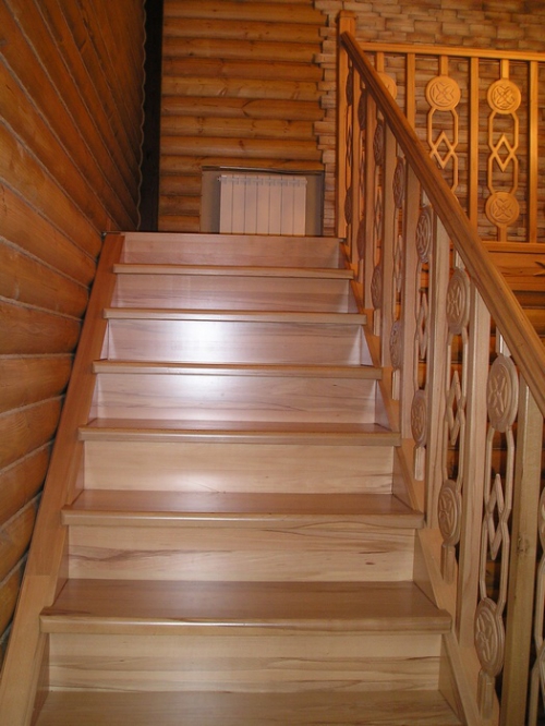 Деревянная лестница вниз