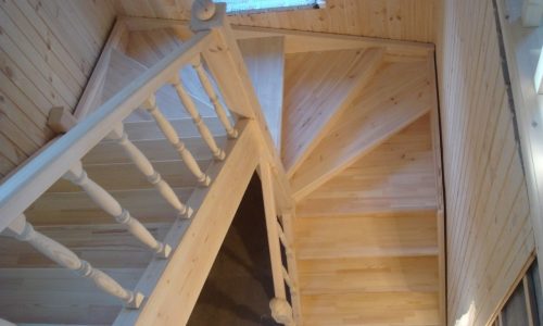 Поворотная лестница на 180 градусов с забежными ступенями