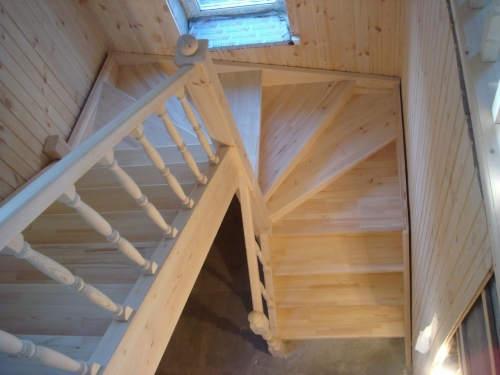 Поворотная лестница на 180 градусов с забежными ступенями