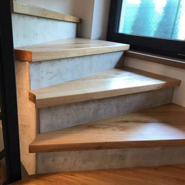 Отделка лестницы из бетона деревом в Москве