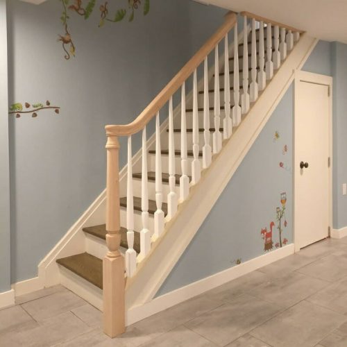 Фото отделки лестницы на металлокаркасе с деревянными ступенями