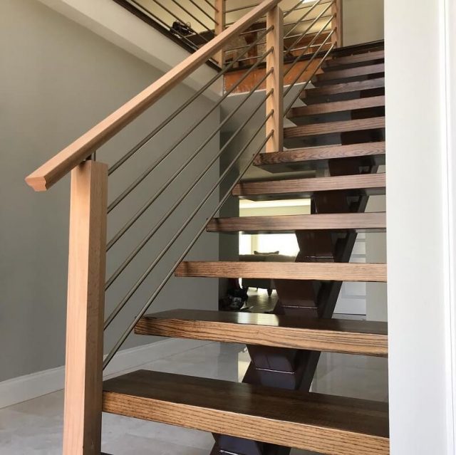 деревянная лестница на металлическом косоуре