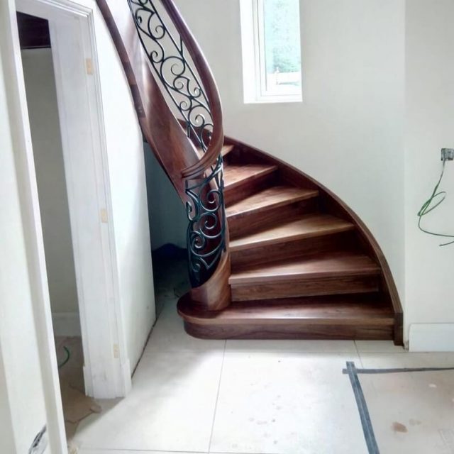 изготовление деревянной лестницы с левым поворотом