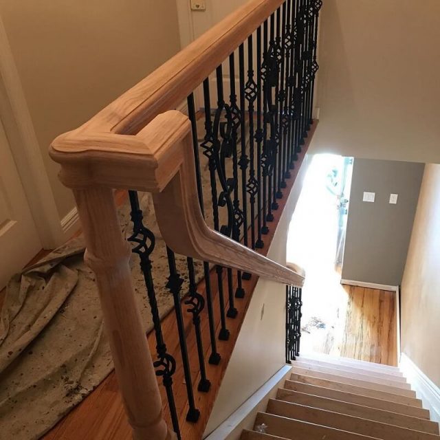 изготовление лестницы деревянной с металлическим ограждением
