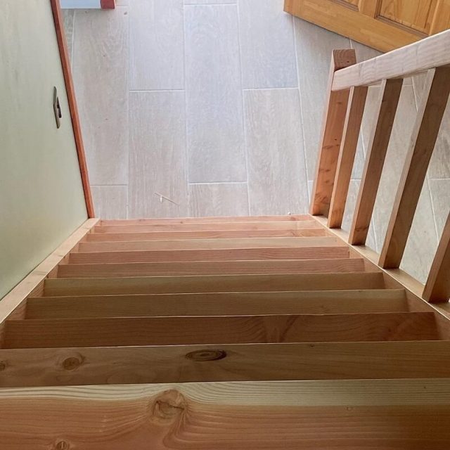 изготовление лестницы из дерева недорогой