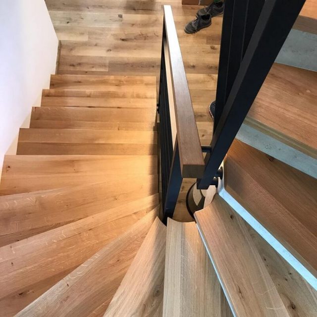 отделка лестницы из бетона деревом с поворотом на 180